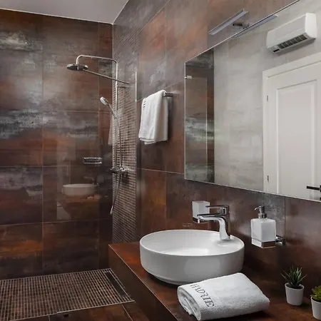 Hadrie Luxury And Rova B Villa Vantacici
