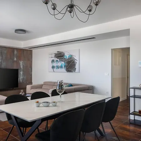 Hadrie Luxury And Rova B 반타치치