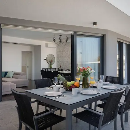 Hadrie Luxury And Rova B * 반타치치