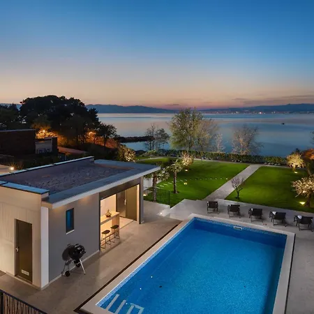 Hadrie Luxury And Rova B Villa Vantacici