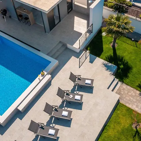 Hadrie Luxury And Rova B 반타치치