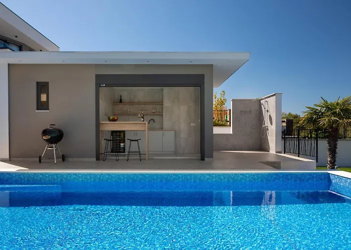 Hadrie Luxury And Rova B Vila